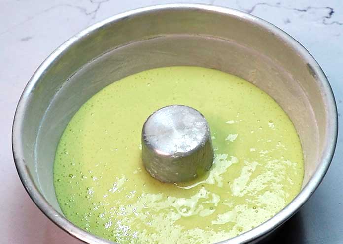 Coloque a mistura do bolo verde em uma forma untada