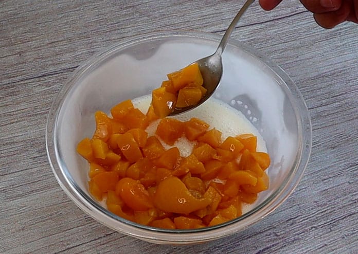 Gelado de pêssego - distribua os pêssegos em calda por cima do creme gelado