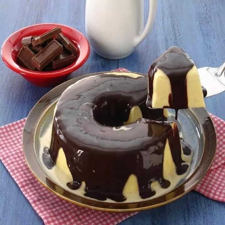 Imagem Pudim de sorvete com calda de chocolate