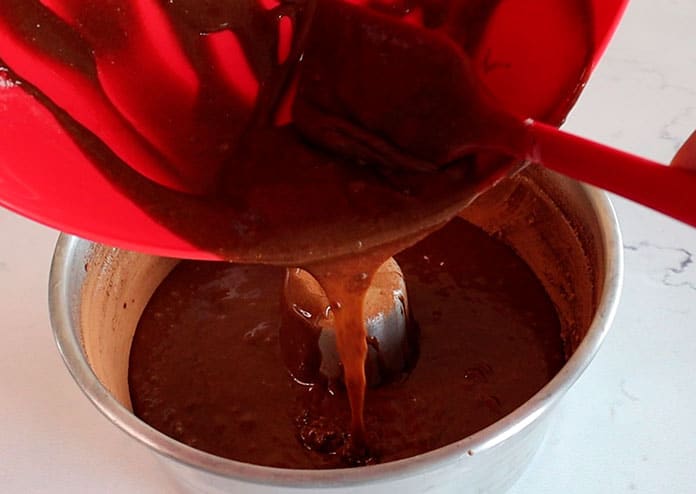 Bolo de chocolate de liquidificador - coloque a massa na forma e leve ao forno