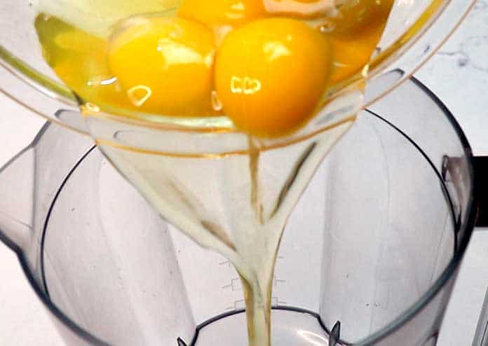 Comece batendo os ovos, xilitol, queijo e manteiga no liquidificador