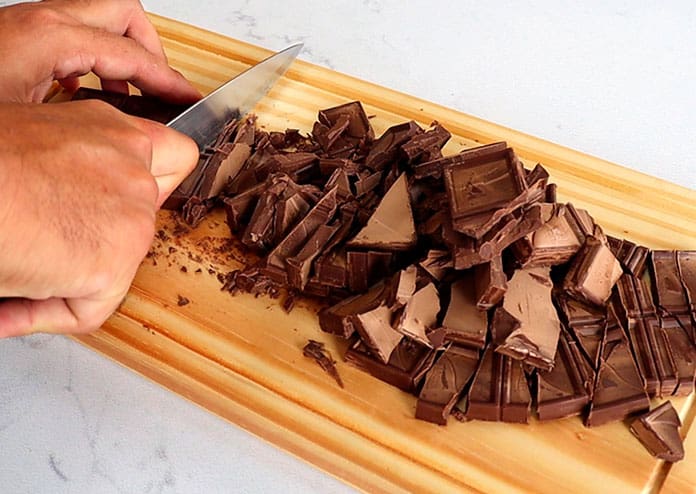 Brownie cremoso - Chocolate amargo cortado em pedaços