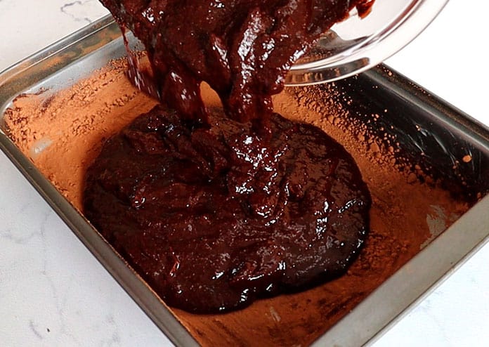 Despeje a massa de brownie em uma forma untada