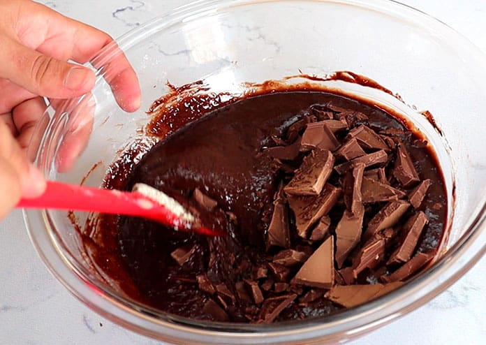 Misture o restante do chocolate na massa do brownie