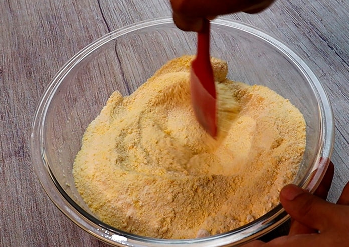 Misture os ingredientes secos do bolo de fubá
