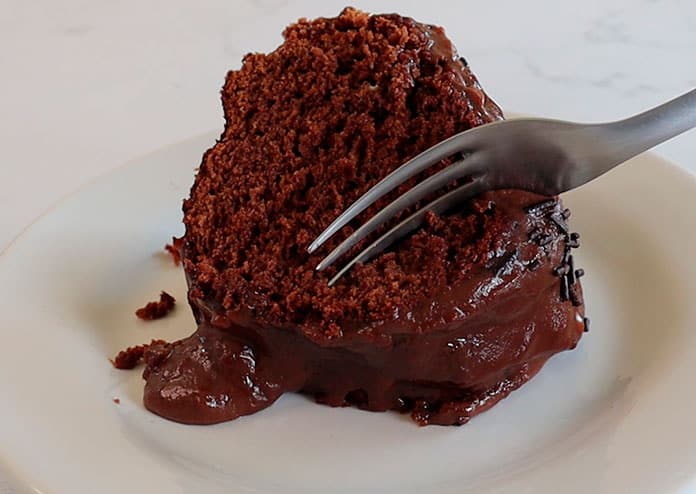 Pedaço de bolo de chocolate fofinho