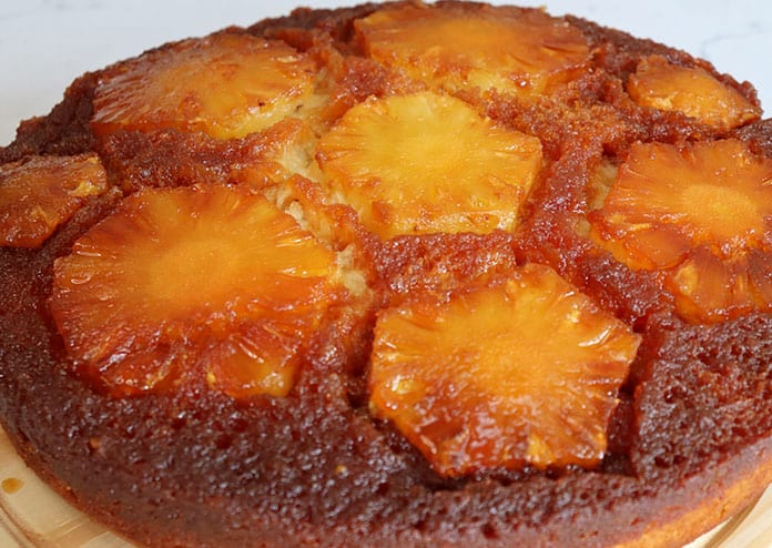Torta de Abacaxi caramelizado desenformada ainda quente para não grudar
