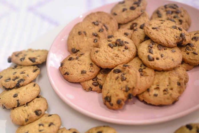 Receita de cookies tradicionais caseiros com cookies de chocolate
