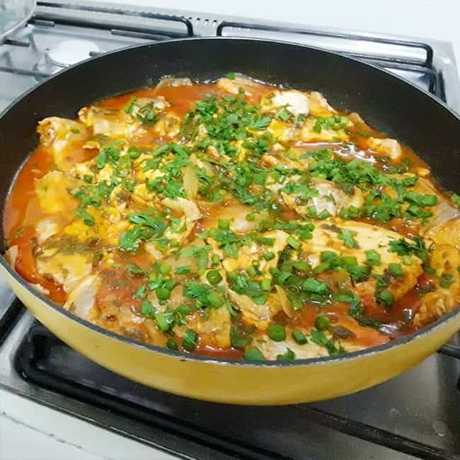 Receita de filé de peixe com batatas e molho de tomate