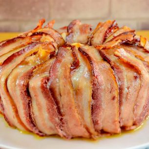 Torta de batata coberta com bacon
