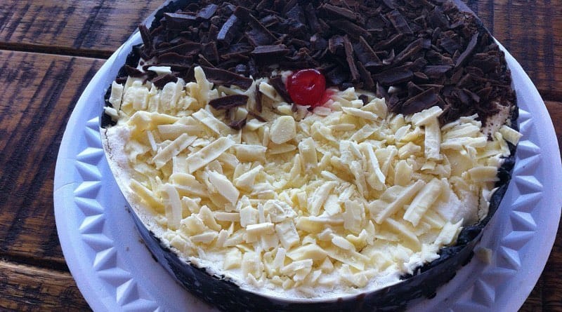 Receita de Torta de chocolate branco e preto