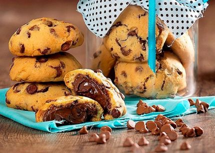 Cookie de chocolate com recheio cremoso de avelã