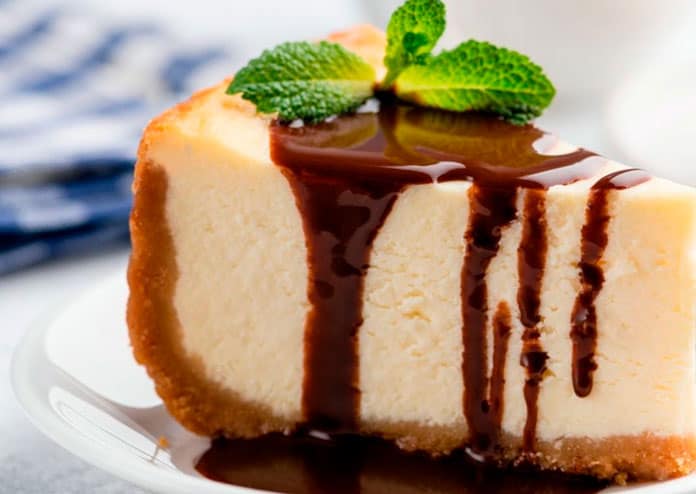 Imagem Cheesecake vegano com calda de chocolate