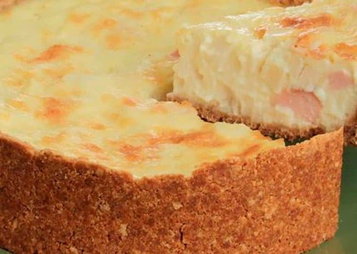 Receita de Torta cremosa de queijos com peito de peru e palmito