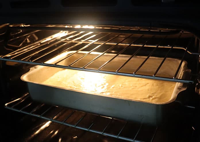 Leve a massa do bolo ao forno