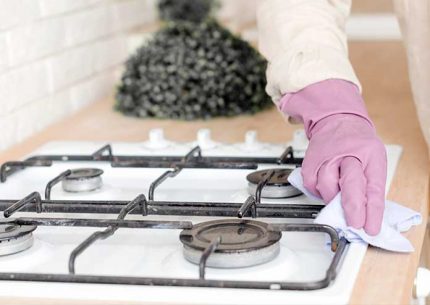 Como limpar fogão: dicas práticas e produtos para facilitar seu dia-a-dia