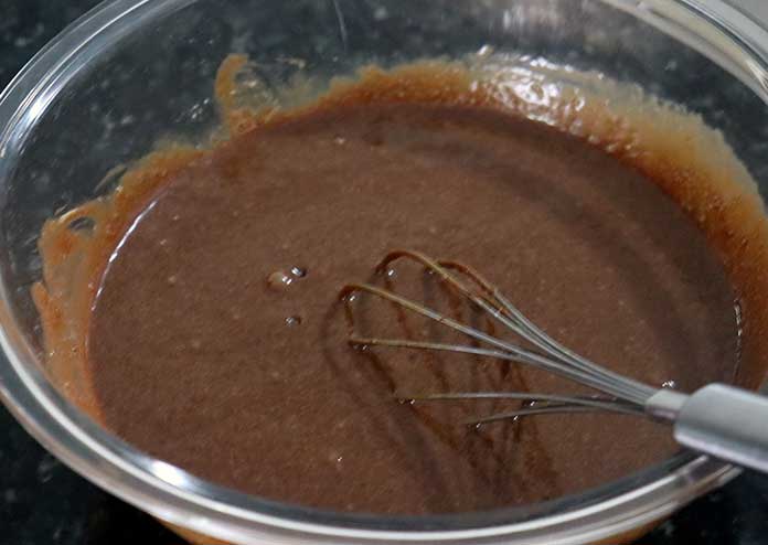 Como preparar brownie simples: Acrescente o chocolate derretido na manteiga