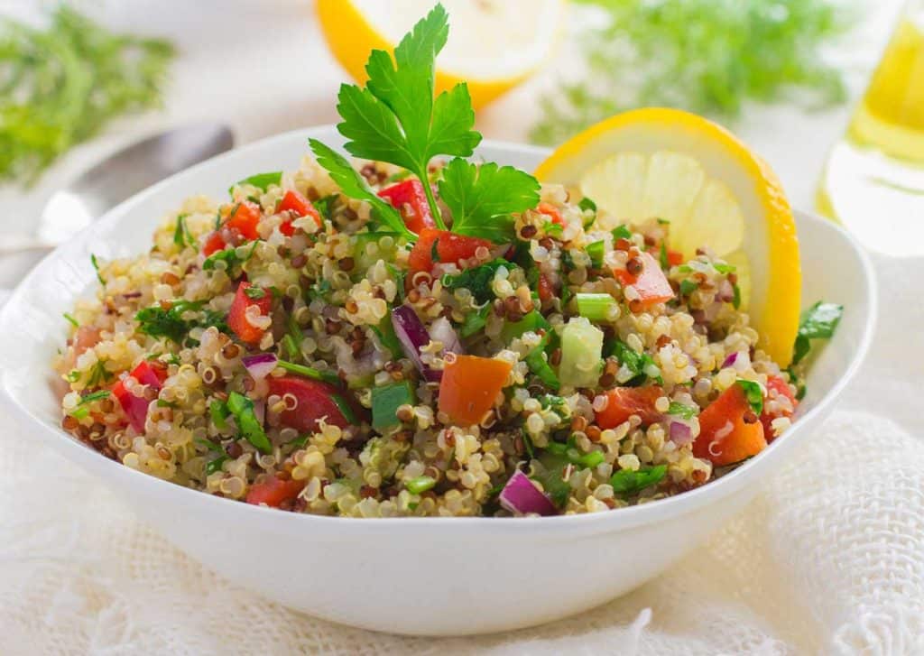 Salada de quinoa com frutas secas e legumes